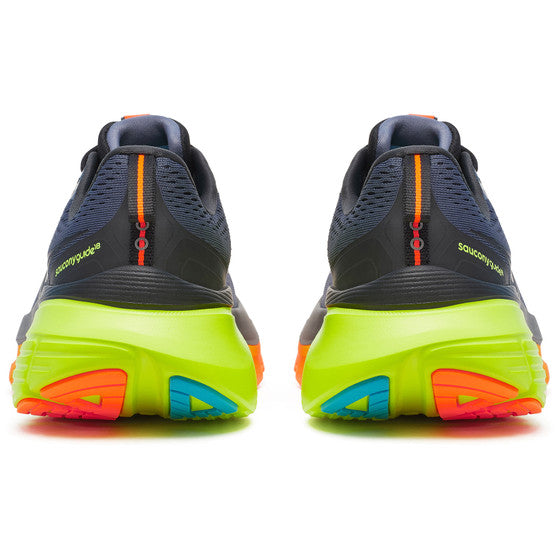 Saucony Guide 18 Herre i Shadow/Vizi har overdel i sort mesh, neongule mellemsåler og orange og blå detaljer på sålen, der ses bagfra som et par mørke atletiske løbesko.
