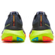 Saucony Guide 18 Herre i Shadow/Vizi har overdel i sort mesh, neongule mellemsåler og orange og blå detaljer på sålen, der ses bagfra som et par mørke atletiske løbesko.