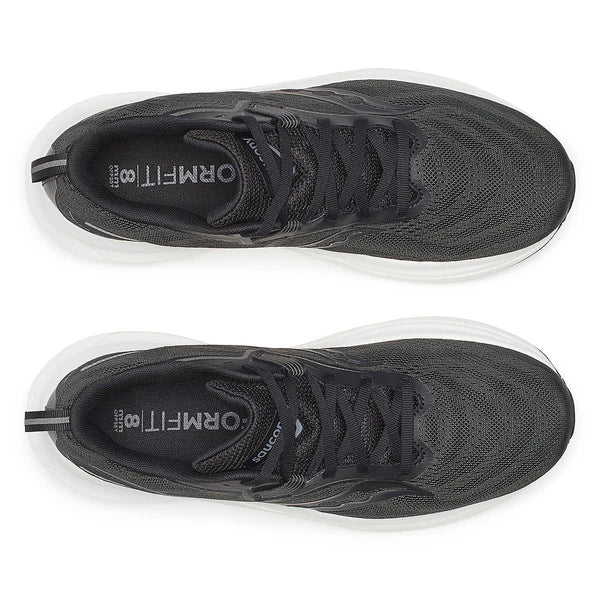 Et par Saucony Tempus 2 herre-atletiksko i sort/hvid, vist ovenfra med sorte snørebånd, mesh-overdel, hvide såler og "OMNI 8" synligt på indersålerne.