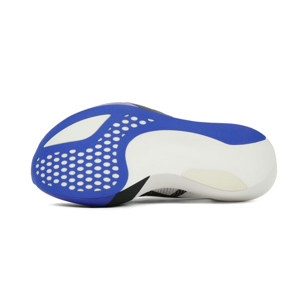 Billedet viser bunden af ASICS Metaspeed Sky Tokyo (Unisex, White/Cobalt Burst) med en hvid sål med blå og sorte detaljer og cirkulære udskæringer under forfoden - ideel til løbsdagen.