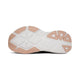 Billedet viser ydersålen på Saucony Guide 18 Dame i Mist/Aloe, som har en hvid sål med pink-tan accenter på tå og hæl. Dens geometriske mønster er designet til stødabsorbering og forbedret stabilitet.