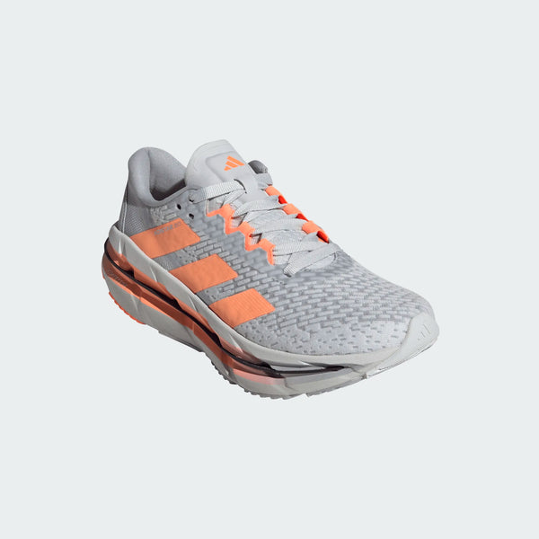 Adidas Adistar Byd løbesko til damer vises i grå (Clgrey/Beaora/Halsil) med orange detaljer på striber og snørebånd. Skoen er let, polstret og designet ud til maksimal komfort under løb.