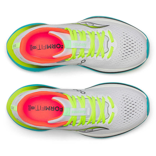 Saucony Endorphin Trainer Dame-sko i White/Mutant set ovenfra: hvid med neongrønne snørebånd, blågrønne detaljer på sålen og orange omkring den indvendige hæl. På indlægssålerne står der FORMFIT Saucony i sort tekst.