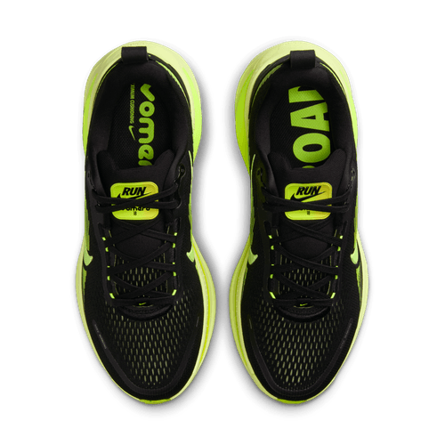 Et par Nike Vomero 18 løbesko dame i Black/Volt-Cyber-Lt Lemon Twist, set ovenfra, har fed neongul "VOMERO"-tekst på indlægssålerne og et innovativt ZoomX-mellemsål.