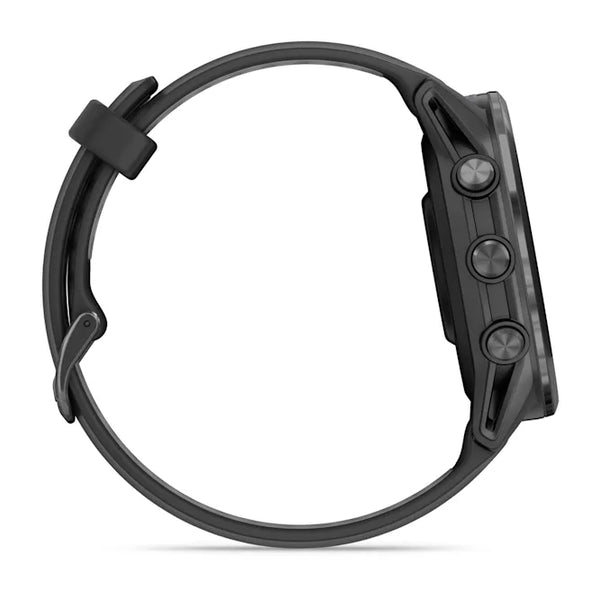 Et sidebillede af Garmin Forerunner 970, Black/Amp Yellow, viser tre knapper på højre side og en silikonestrop mod en hvid baggrund. Ideel til avanceret træningsteknologi.