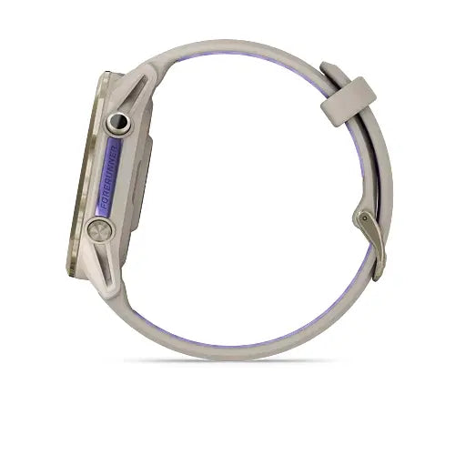 Sidebillede af et Garmin Forerunner 970 GPS-smartwatch i French Grey/Translucent Indigo med rund urskive, to knapper på højre side og et farvematchende armbånd, der spændes fast med spænde.