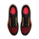 Et par Nike Pegasus 41 herre løbesko i Black/Bright Crimson-Topaz Gold, set fra oven med sort mesh, røde og gule detaljer, sorte snørebånd, røde indersåler med tekst og hvide mellemsåler - perfekt til løbetræning.