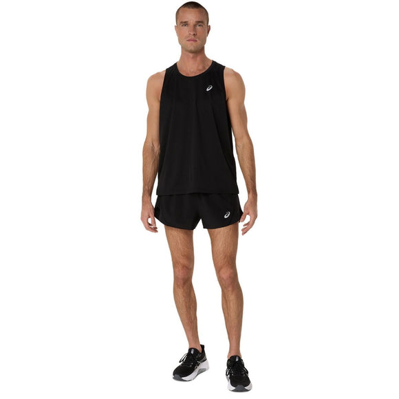 En mand kigger fremad iført ASICS Core Singlet, Herre, Performance Black, sammen med sorte løbeshorts og sorte løbesko med hvide såler. Tøjet har små hvide logoer på en hvid baggrund.