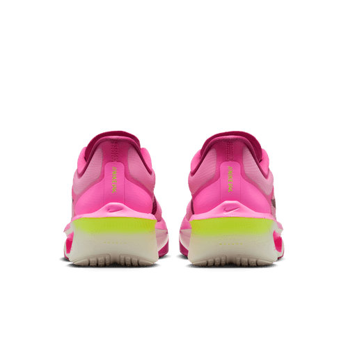 Et par Nike Zoom Fly 6 Dame løbesko i Pink Spell/Bordeaux-Crimson Tint, vist bagfra med neongule detaljer på hælen og hvide såler mod en almindelig hvid baggrund.