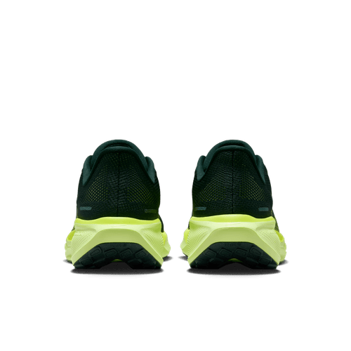 Et par Nike Pegasus 41 Dame løbesko i Seaweed/Black-Cyber-Lt Lemon Twist, vist bagfra med knaldgule såler og Nike React-skum, vises mod en almindelig lysegrå baggrund.