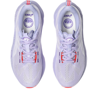 Et par Asics Novablast 5 Tokyo damesko i Vapor/Edo Purple vist ovenfra med hvid mesh-overdel, lilla såler med FF BLAST PLUS ECO-støddæmpning, røde snørebånd og ASICS-logoer på pløsen.