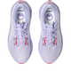 Et par Asics Novablast 5 Tokyo damesko i Vapor/Edo Purple vist ovenfra med hvid mesh-overdel, lilla såler med FF BLAST PLUS ECO-støddæmpning, røde snørebånd og ASICS-logoer på pløsen.