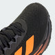 Nærbillede af forsiden og siden af den sorte Adidas Adistar Byd, Herre (Cblack/Luor/Auon), med tre orange striber, sorte snørebånd, mesh-overdel og en del af gummisålen for maksimal komfort.