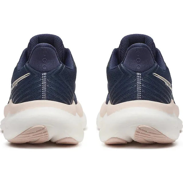 Et par Saucony Triumph 23 Dame løbesko i Navy/Cameo ses bagfra, med hvide og lyse beige såler, reflekterende detaljer ved hælen og designet til maksimal komfort på enhver løbetur.