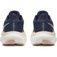 Et par Saucony Triumph 23 Dame løbesko i Navy/Cameo ses bagfra, med hvide og lyse beige såler, reflekterende detaljer ved hælen og designet til maksimal komfort på enhver løbetur.