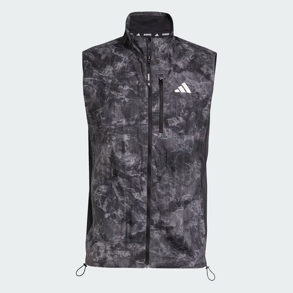 Adidas Otr Sd Vest M til mænd i grå/sort er en ærmeløs løbevest med lynlås, høj krave, svedtransporterende stof, brystlomme med lodret lynlås og hvidt logo på venstre bryst.