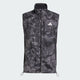 Adidas Otr Sd Vest M til mænd i grå/sort er en ærmeløs løbevest med lynlås, høj krave, svedtransporterende stof, brystlomme med lodret lynlås og hvidt logo på venstre bryst.
