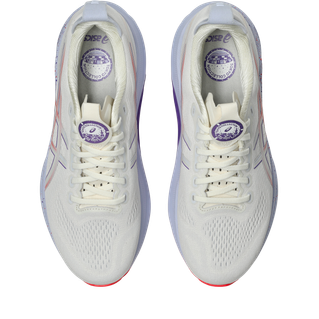 Et par Asics Gel-Kayano 32 Tokyo herre løbesko i Cream/Edo Purple, sat ovenfra med lilla og pink detaljer, cirkulært lilla logo på tungen og designet til fremragende stabilitet.