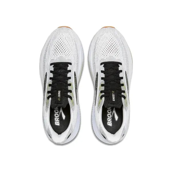 Et par Brooks Ghost 17 løbesko til herrer i White/Black/Tea, sæt ovnfra med sorte snørebånd og mesh-overdel. Indersålerne viser mærket "Brooks" og "Ghost 17". Designet er strømlinet for optimal komfort.