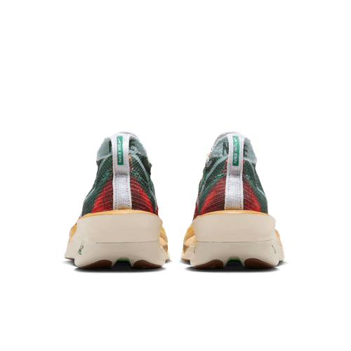 Bagfra ses Nike Alphafly Next% 3 Prm Herre maratonsko i Multi-Color/Clear-Starfish-Aloe Verde med hvid hælflig og flerfarvet overdel med ZoomX-skum-dæmpning for komfort på en almindelig hvid baggrund.