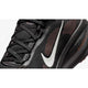 Nærbillede af Nike Vomero 18 Herre løbesko i Black/Ironstone-Velvet Brown med hvid Swoosh, sorte snørebånd, tekstureret stof, "Zoom" på sålen med responsiv ZoomX-skum og brune detaljer.