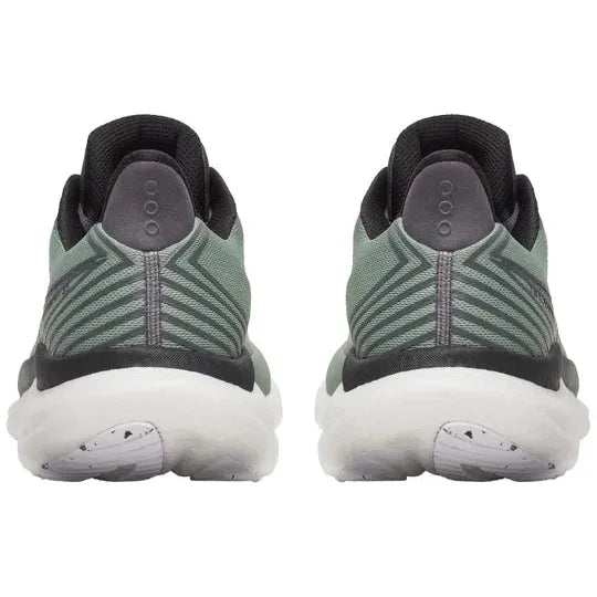 Et par Saucony Triumph 23 herre løbesko i farven Iceburg/Carbon ses bagfra med hvide såler, lysegråt mønster og lodrette linjer på hælen.