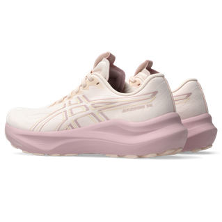 Et par Asics Gt-2000 14 løbesko dame i Pearl Pink/Morganite vises på en hvid baggrund, vinklet så man kan se både siden og bagsiden af skoene.