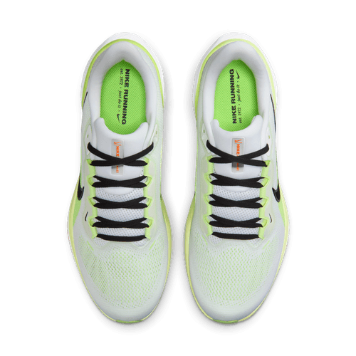 Topbillede af Nike Pegasus 41, Herre i White/Black-Volt Ice-Barely Volt med sorte snørebånd, neongule detaljer og grønne indlægssåler med Nike Running-logo. Skoene står side om side på en hvid baggrund.
