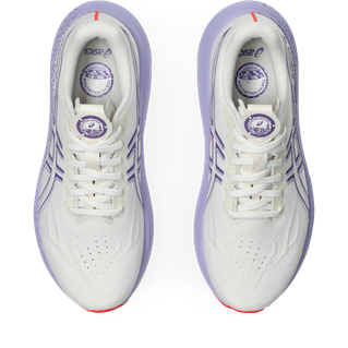 Asics GT-2000 14 Tokyo til kvinder i Cream/Edo Purple har lilla detaljer og snørebånd, en mønstret ankel og sål, det karakteristiske Asics-logo og en FF BLAST PLUS-mellemsål for ekstra komfort. Set fra oven.