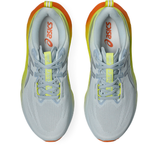 Ovenfor ses et par Asics Novablast 5 Herre løbesko i Sky/Lemon Spark med gule og orange detaljer, lyseblå snørebånd og ASICS-logoet på indersålerne.