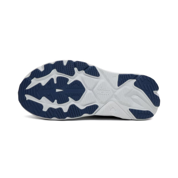 Billedet viser ydersålen på Hoka Arahi 8, Herre, Stardust/Cosmic Grey, med en bølget marineblå og hvid slidbane, der er designet til at give greb og stabilitet. Ideel til mænd, der ønsker et sikkert greb på deres løbeture.