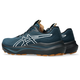 Et par Asics GT-2000 14 TR herre løbesko i Nature Bathing/Tranquil Teal med tykke sorte såler, lysebrune slidbaner, pronationsstøtte, et stort hvidt logo på siderne og sorte snørebånd - vinklet på billedet.