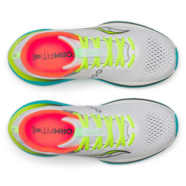 Topbillede af Saucony Endorphin Trainer, Herre i White/Mutant: hvide løbesko med neongule snørebånd, koralfarvet inderfor og lyseblå ydersål. Saucony-logo på siderne og FORMFIT-print på indersålerne.