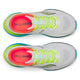Topbillede af Saucony Endorphin Trainer, Herre i White/Mutant: hvide løbesko med neongule snørebånd, koralfarvet inderfor og lyseblå ydersål. Saucony-logo på siderne og FORMFIT-print på indersålerne.