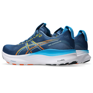 ASICS Gel-Kayano 32 løbesko herre i Twilight Blue/Anzu har orange og gule detaljer, overdel i mesh, hvid mellemsål, sort/orange ydersål og Asics-branding på siden og hælen.