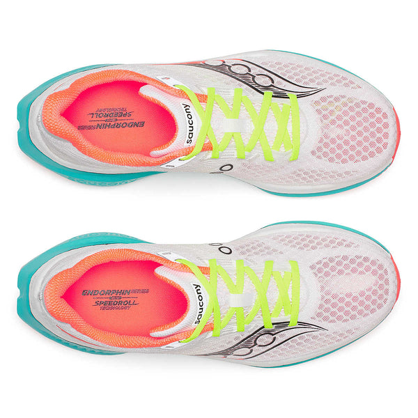 Saucony Endorphin Speed 5 Herre i White/Mutant set ovenfra med hvid overdel, neongule snørebånd, orange foring, blågrønne såler og sort logo; på indersiden af sålen står der "Endorphin Speedroll Saucony".