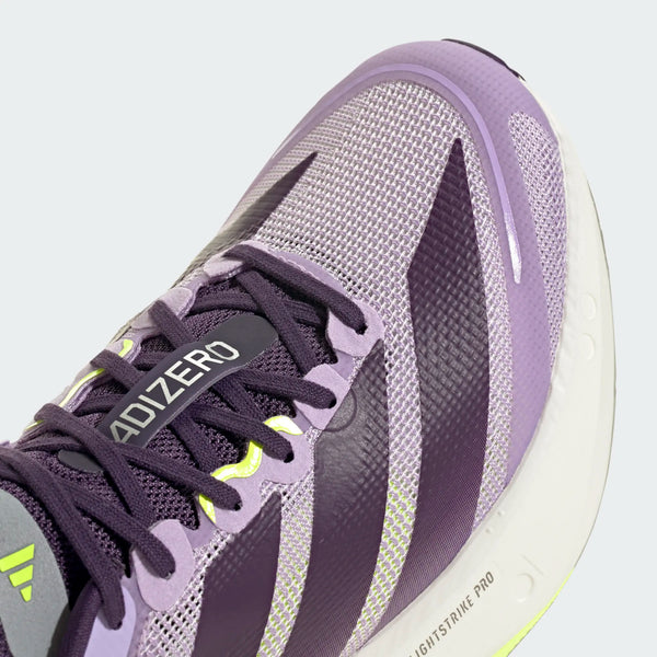 Nærbillede af Adidas Adizero Boston 13 løbesko dame i Powplu/Aurplu/Previo, der viser ADIZERO-mærket på tungen, mesh-overdel, mørke striber og en hvid LIGHTSTRIKE PRO-sål.