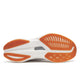 Billedet viser den orange og hvide gummiydersål på Saucony Endorphin Speed 5, Herre, White/Gum, med strukturerede grebsmønstre, buede riller og branding - perfekt til tempo- og distancetræning.