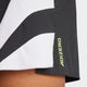 Nærbillede af en person iført Adidas Adizero Archive Gel Shorts 3" til mænd i sort, med "ADIZERO" i gult på siden og avanceret ventilation for komfort.