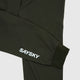 Et nærbillede af et sort ærme med SAYSKY i hvidt ved håndleddet, stilfuldt sat sammen med grønne Pace Pants til mænd fra Saysky - ideelt til at fuldende dit sportslige look.
