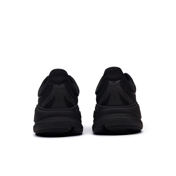 Et par Hoka Bondi 9 black/black herre sneakers vises bagfra mod en hvid baggrund, der fremhæver deres tykke såler og mesh-hældetaljer for maksimal komfort.