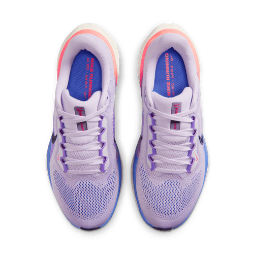 Et par Nike Pegasus 41 dame løbesko i Violet Mist/Purple Dynasty-Bright Violet ses oppefra med mesh-overdel, lilla snørebånd, gradientdetaljer ved hælen og Nike Zoom-logo på indersålen.