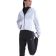 En person i hvid jakke med lynlås og sorte Nike Dri-FIT Mid-Rise Running Pants (Dame, Black/Reflective Silv) strækker benet, og den hvide baggrund fremhæver komforten og stilen i dette træningstøj dame-look.