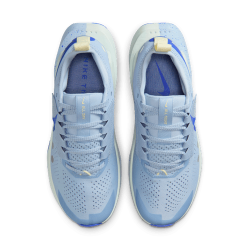 En top-down-visning af Nike Zegama 2 Dame i LT Armory Blue/Racer Blue med snørebånd, perforeret overdel og cremefarvede detaljer på hæl og pløs. Nike-logoet ses på indersålen og pløsen.