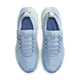 En top-down-visning af Nike Zegama 2 Dame i LT Armory Blue/Racer Blue med snørebånd, perforeret overdel og cremefarvede detaljer på hæl og pløs. Nike-logoet ses på indersålen og pløsen.