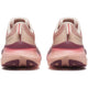 Saucony Guide 18 Dame-løbeskoene i Cameo/Terra er vist bagfra, hvor hælene, sålerne og de bageste trækflige er fremhævet mod en hvid baggrund.