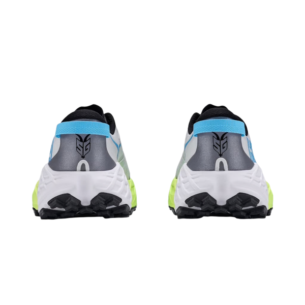 Et par løbesko set bagfra. Disse Hoka Speedgoat 7, Dame, i farven Frost / Neon Yuzu har hvide såler med sort mønster, grå hæle med blå kant og neongule detaljer på den nederste del af siderne – perfekte til trail-løbere. Der er trykt et sort motiv på hver hælflap.
