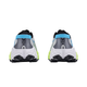 Et par løbesko set bagfra. Disse Hoka Speedgoat 7, Dame, i farven Frost / Neon Yuzu har hvide såler med sort mønster, grå hæle med blå kant og neongule detaljer på den nederste del af siderne – perfekte til trail-løbere. Der er trykt et sort motiv på hver hælflap.