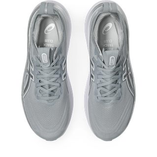 Et par Asics Gel-Nimbus 28 Herre løbesko i Piedmont Grey/Pure Silver "Atc" set ovenfra med hvide mellemsåler, lysegrå snørebånd og Asics-logoet på tungen og indersålen.