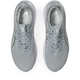 Et par Asics Gel-Nimbus 28 Herre løbesko i Piedmont Grey/Pure Silver "Atc" set ovenfra med hvide mellemsåler, lysegrå snørebånd og Asics-logoet på tungen og indersålen.